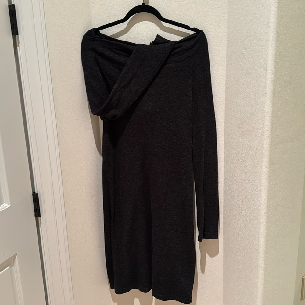 James Perse size 4. Comfy lose off the shoulder dress